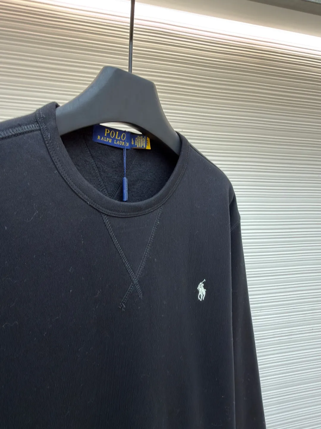 P290 Ralph Lauren logo embroidered sweatshirt ●Original version: Purchased and developed at 1690 ●Item number: 1681540-A15 ●Fabric: Cloud-like honey cotton fleece sweatshirt fabric ●Technology: Made by Hasuo ●Color: black ●Version: Fitted version ●Weight: about 430 grams ●Size: S-M-L-XL ●Description: Customized cloud-like honey cotton fleece sweatshirt material with delicate feel and comfortable skin fit It is based on fog gray and comes with a layer of soft light filter. It is embellished with exquisite indigo pony logo. It is highly recognizable. It has a breath of freedom and vitality. A symphony of pure and smart colors. It outlines a high-end outline with extreme simplicity and becomes the smart focus of vision. It shows taste in silence and adopts imported machine embroidery technology. It uses advanced computer control system and precise mechanical components to realize the iconic pony embroidery operation. High precision. The lines are smooth and delicate, using Hasuo technology. It is sewn using a specific machine. The fastness of the Haha thread is high. It adds visual effects. It is time-consuming and labor-intensive. The fabrics have been washed. It has a better hand feel and texture. It is not easy to deform, shrink or fade. It maintains long-term beauty. The overall wiring is straight and delicate, the fabric is comfortable and soft, and the color is consistent without color difference. It can be matched with the same style to create a fashionable look and control various occasions. Customized accessories, complete with three standards, same style for men and women!